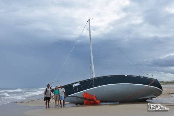 Chegando ao veleiro encalhado na praia de Cabo Polonio, no litoral do Uruguai